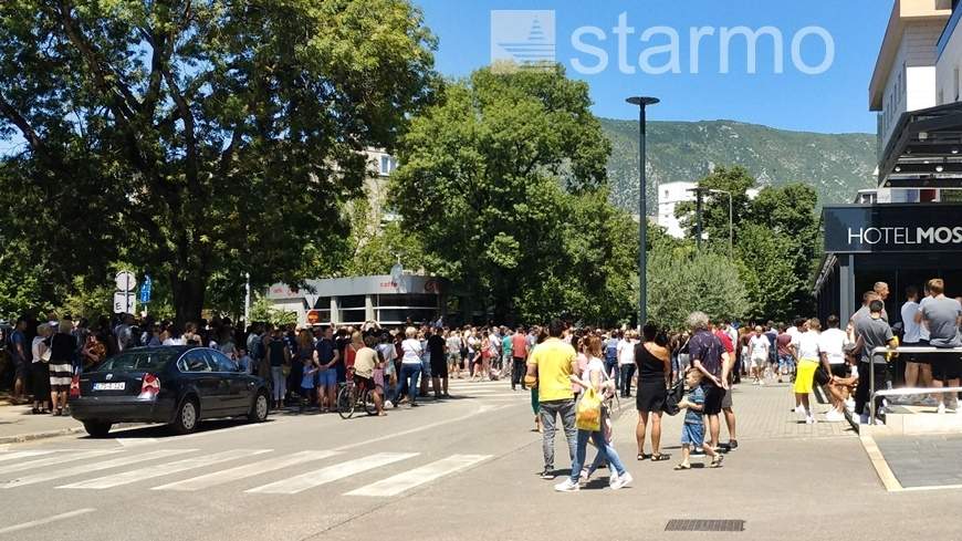 Mostar: Ispred HDZ BiH se orilo se "lopovi, lopovi"!